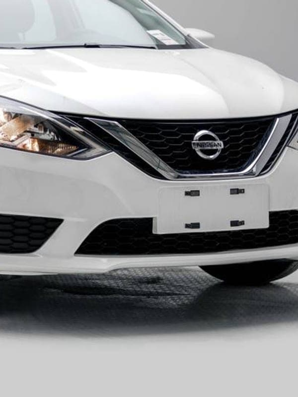 Parrilla V-Motion y faros del Nissan Sylphy