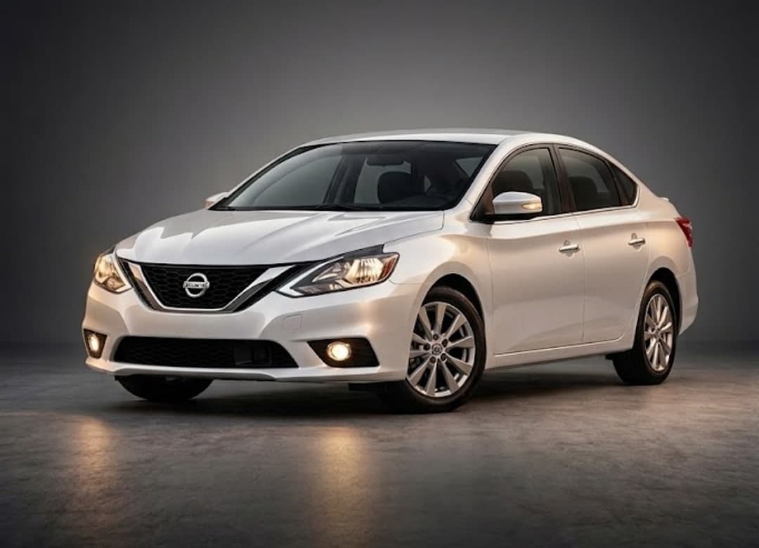 Nissan Sylphy Classic blanco en estudio, vista frontal tres cuartos