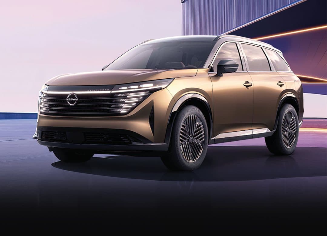 Nissan Pathfinder color bronce, vista frontal tres cuartos